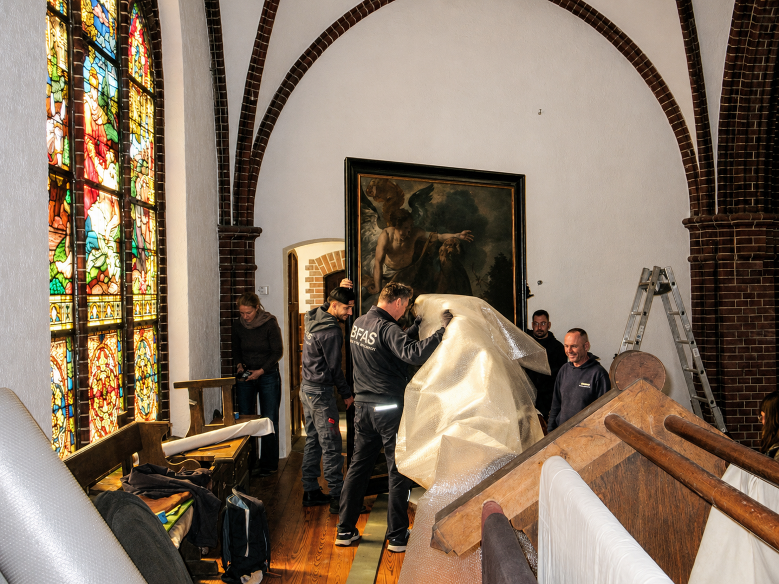 Menschen bei der Arbeit in einer Kirche