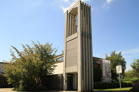 Die Vorderseite der Bodelschwingh-Kirche von schräg rechts