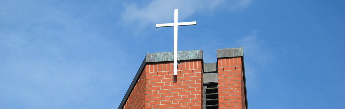 Die Spitze des Turms und das Turmkreuz der Bugenhagenkirche