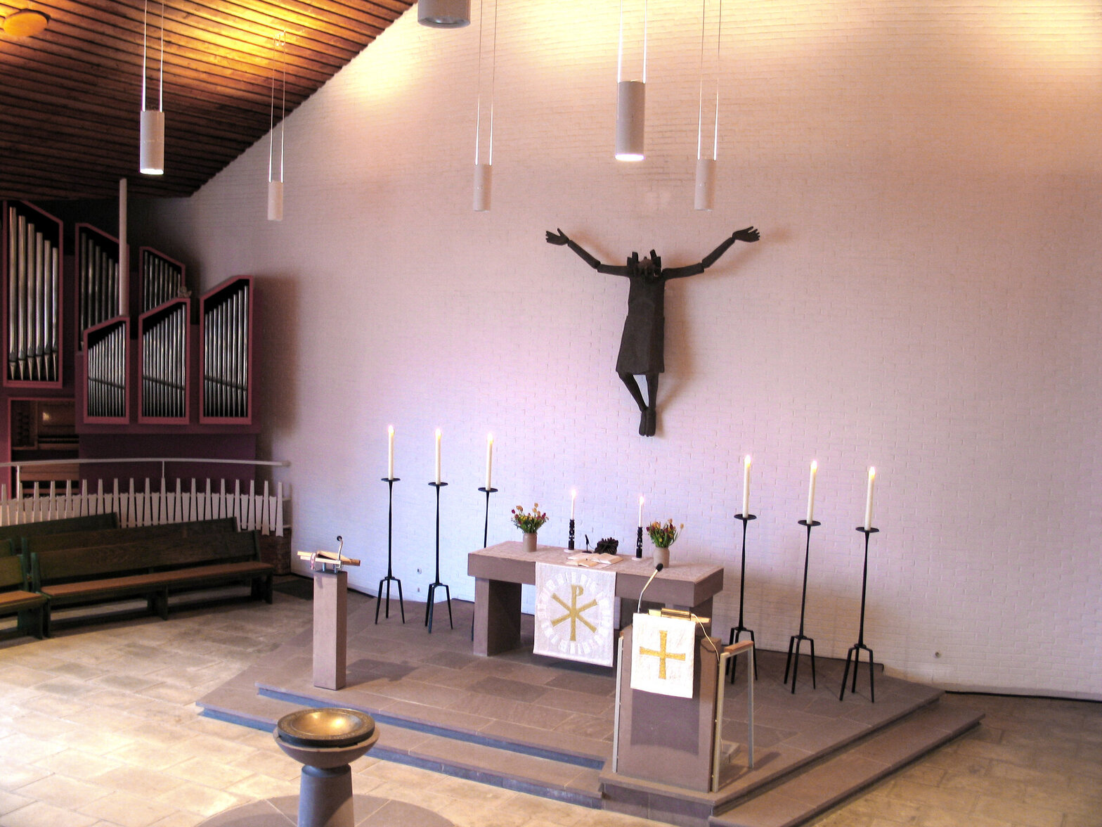 Blick aus schrägem Winkel auf den Altar und Teile der Orgel
