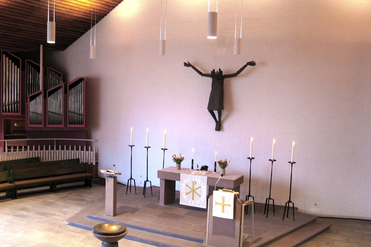 Blick aus schrägem Winkel auf den Altar und Teile der Orgel