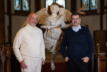 Zwei Männer stehen vor dem Taufengel - Copyright: Oliver Beck