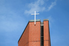 Die Spitze des Turms und das Turmkreuz der Bugenhagenkirche