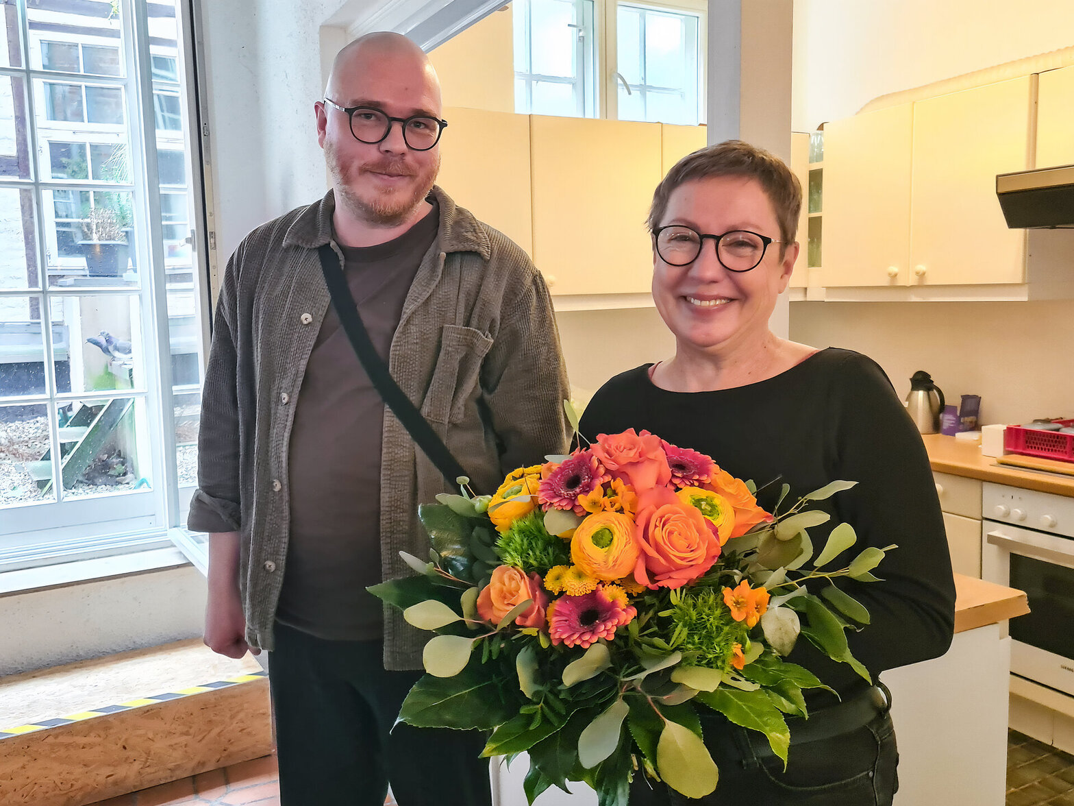 Zwei Menschen schauen in die Kamera 