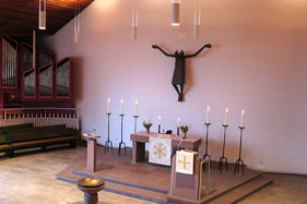 Blick aus schrägem Winkel auf den Altar und Teile der Orgel