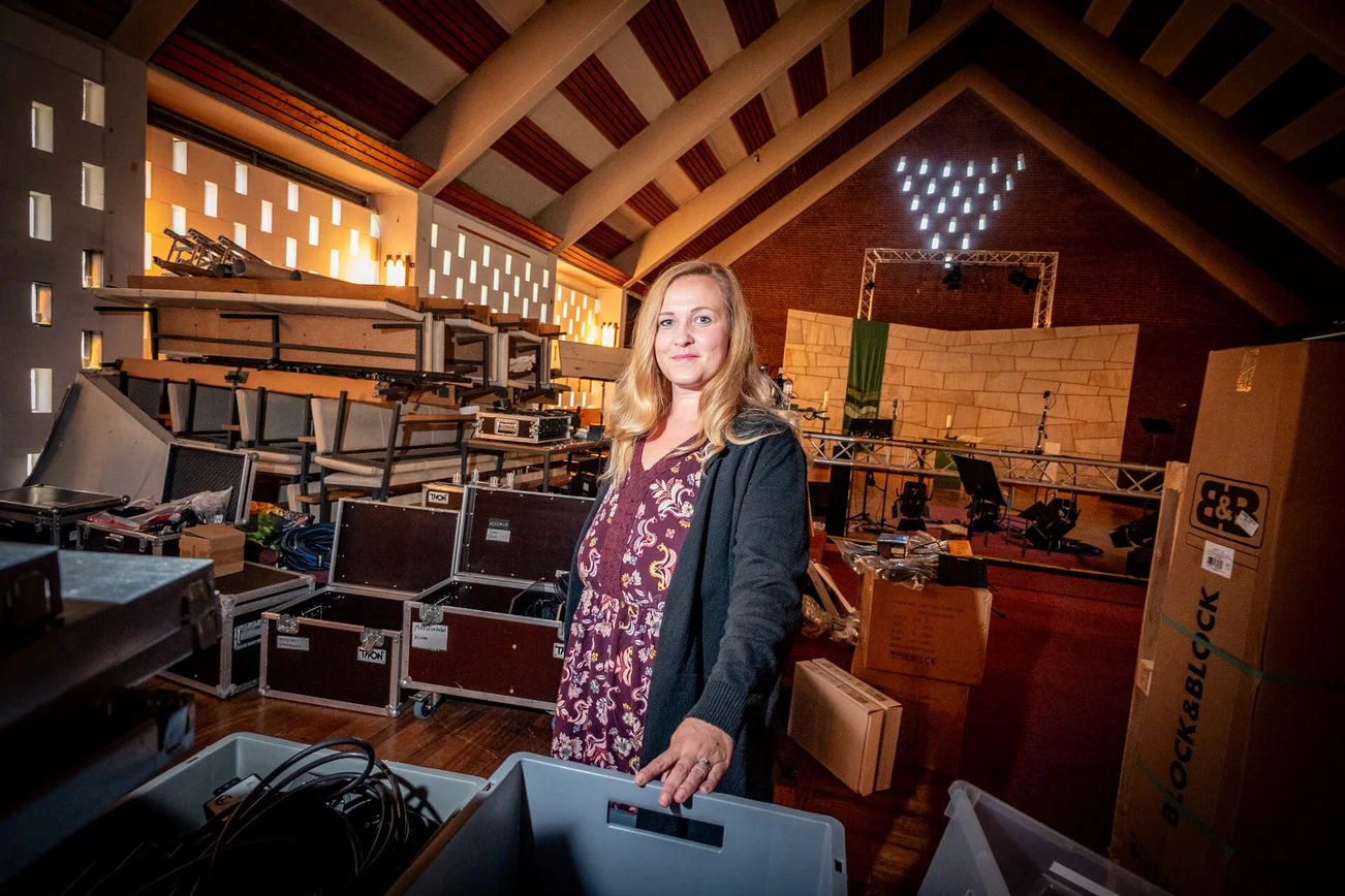 Pastorin Vanessa Poepping in der Auferstehungskirche mit technischem Equipment