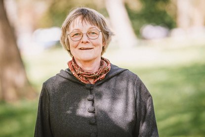 Frau in einem grünen Park lächelt in die Kamera. - Copyright: Guido Kollmeier