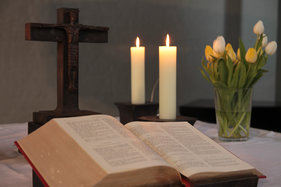 Die Oberseite des Altars mit aufgeschlagener Bibel und Kerzen