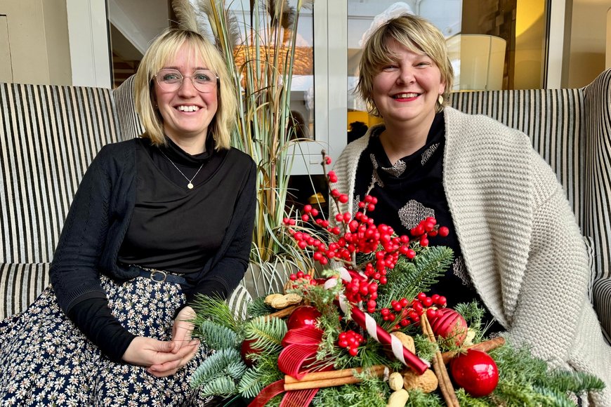 Zwei Frauen lächeln in die Kamera. - Copyright: Bastian Modrow