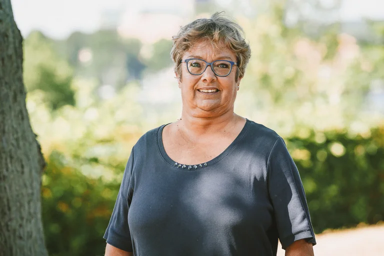 Frau lächelt in die Kamera.