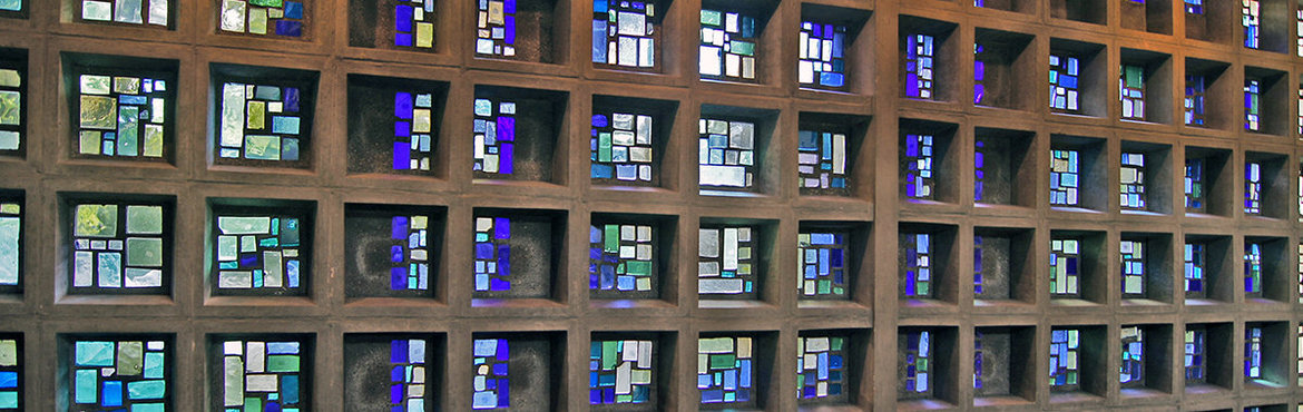 In kleine Betonstreben eingefasste Fenster der Glaswand