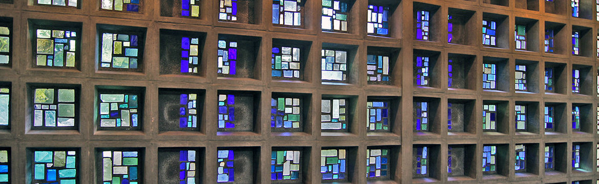In kleine Betonstreben eingefasste Fenster der Glaswand