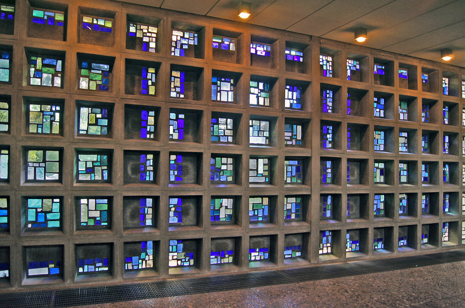 In kleine Betonstreben eingefasste Fenster der Glaswand