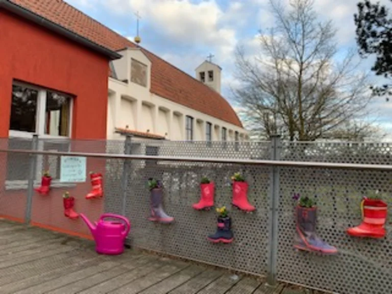 Stiefel an Geländer