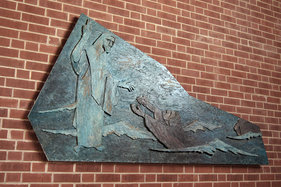 An der Wand hängendes Relief mit Jesus und einem Fischer in der Bugenhagenkirche