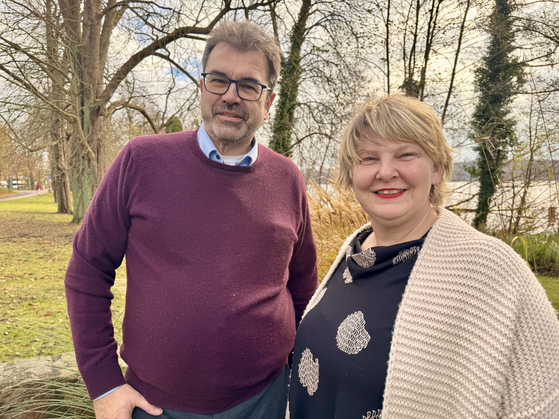 Zwei Menschen schauen in die Kamera 