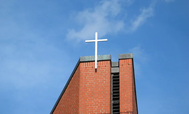 Die Spitze des Turms und das Turmkreuz der Bugenhagenkirche
