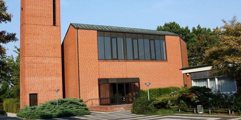 Gesamtansicht der Bugenhagenkirche von der Seite des Eingangs
