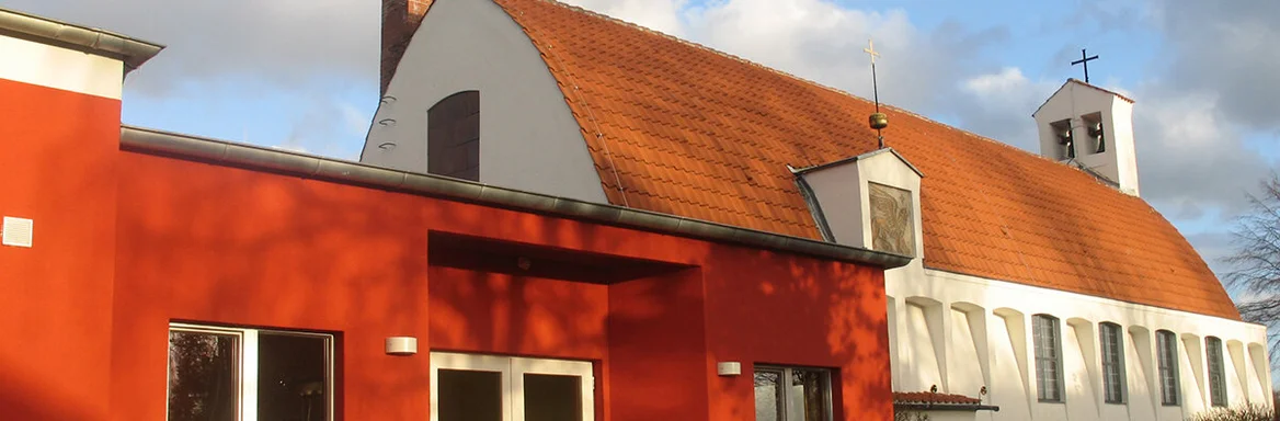 Außenansicht mit dem Eingang von St. Markus