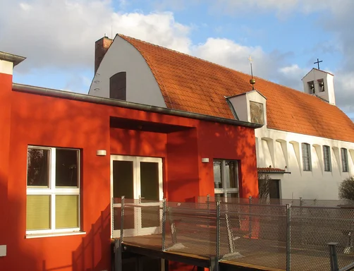 Außenansicht mit dem Eingang von St. Markus