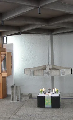 Blick von der Empore in den Innenraum der Bodelschwingh-Kirche mit Altar und Orgel