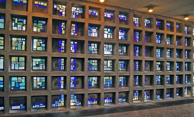 In kleine Betonstreben eingefasste Fenster der Glaswand