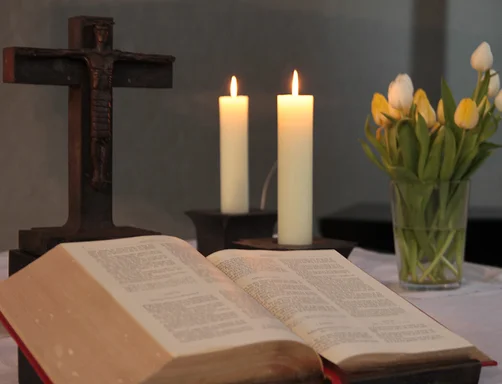 Die Oberseite des Altars mit aufgeschlagener Bibel und Kerzen