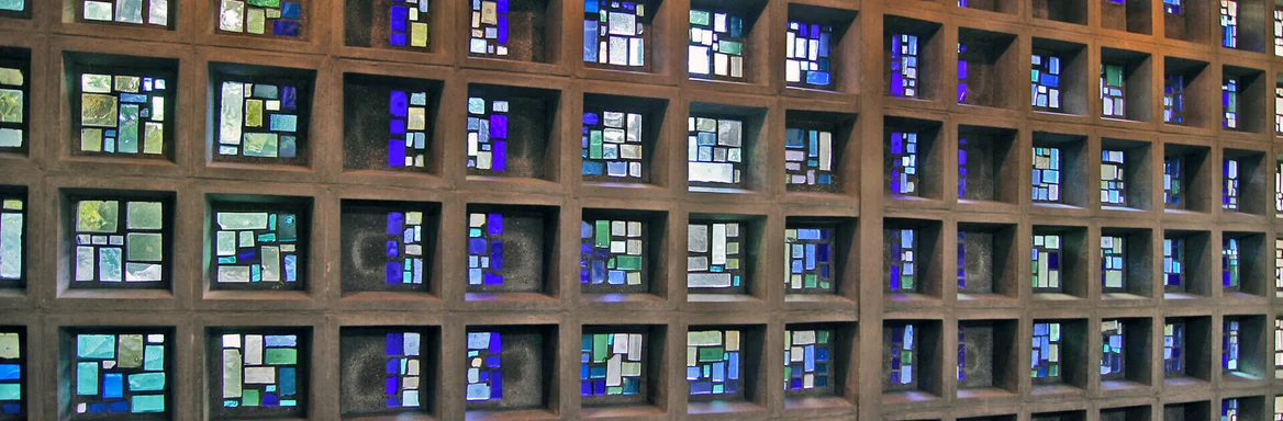 In kleine Betonstreben eingefasste Fenster der Glaswand