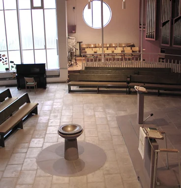 Blick von der Empore in den Innenraum mit Altar, Taufbecken und Orgel
