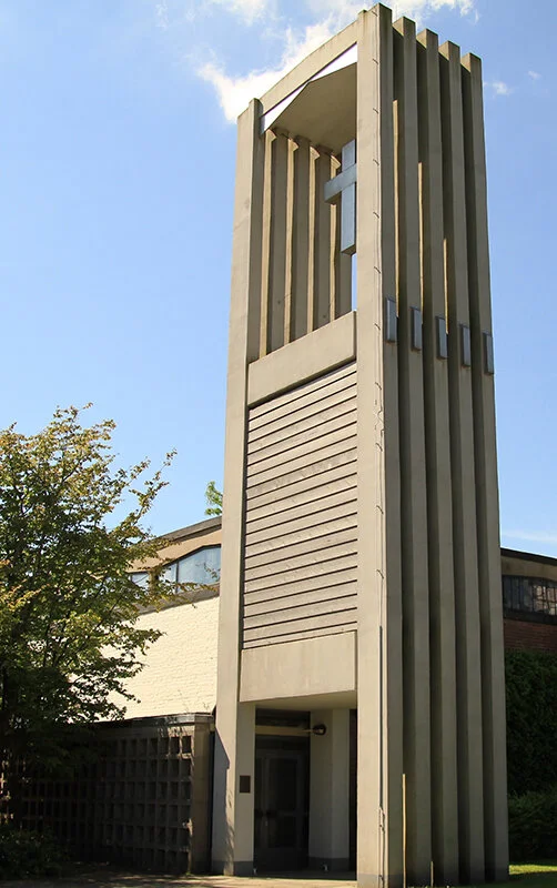 Die Vorderseite der Bodelschwingh-Kirche von schräg rechts
