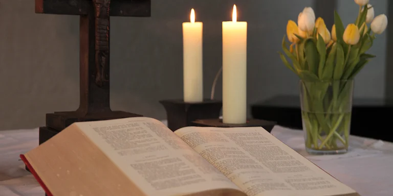 Die Oberseite des Altars mit aufgeschlagener Bibel und Kerzen