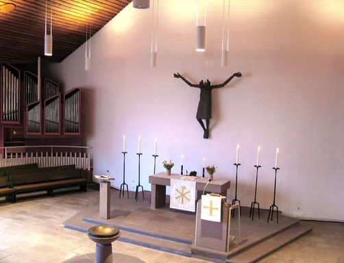 Blick aus schrägem Winkel auf den Altar und Teile der Orgel