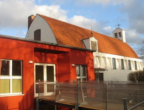 Außenansicht mit dem Eingang von St. Markus