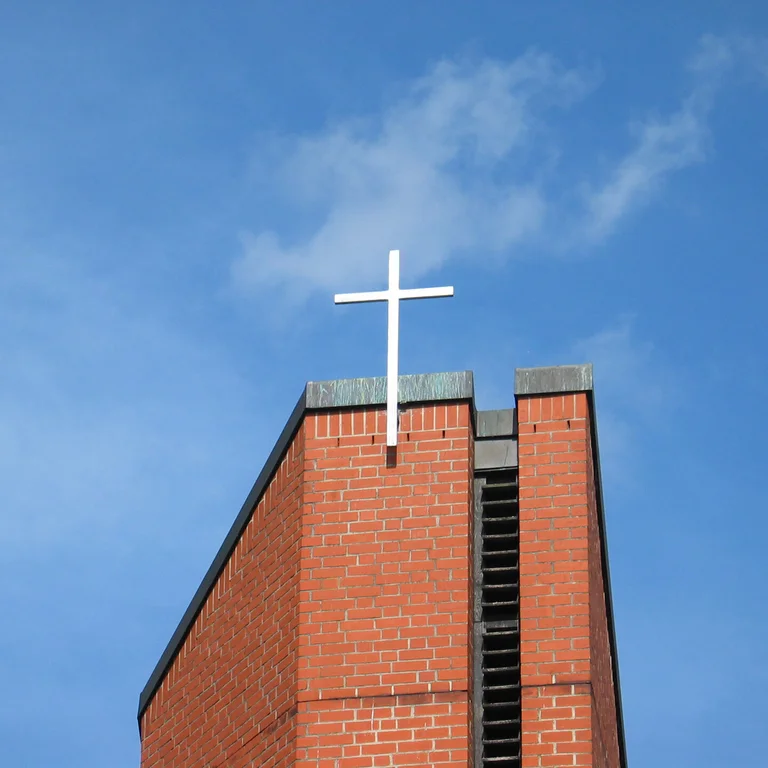 Die Spitze des Turms und das Turmkreuz der Bugenhagenkirche