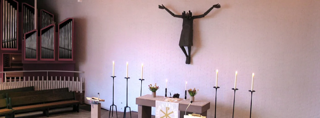 Blick aus schrägem Winkel auf den Altar und Teile der Orgel