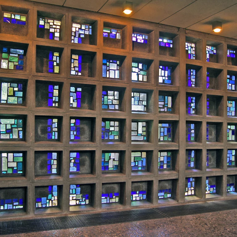 In kleine Betonstreben eingefasste Fenster der Glaswand