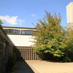 Die Vorderseite der Bodelschwingh-Kirche von schräg links