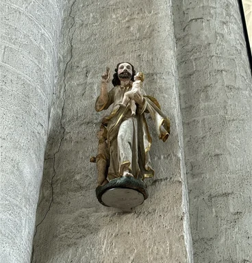 Figurengruppe Jesus mit zwei kleinen Kindern.