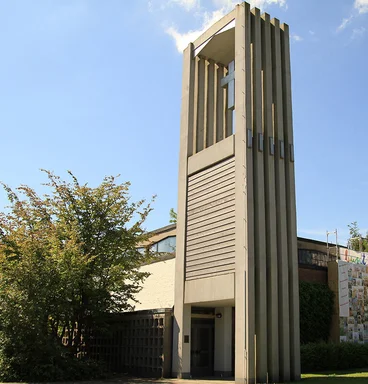 Die Vorderseite der Bodelschwingh-Kirche von schräg rechts