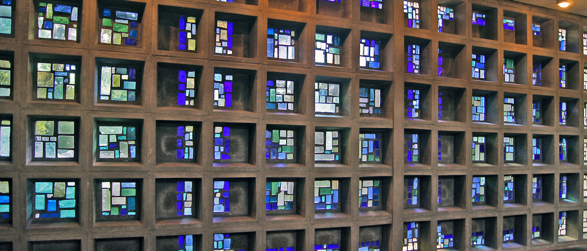 In kleine Betonstreben eingefasste Fenster der Glaswand